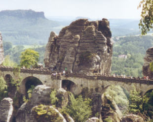 Bildschirmschoner "Panorama auf die Basteibrücke im Elbsandsteingebirge" basteibrücke elbsandsteingebirge rathen bastei elbe 
